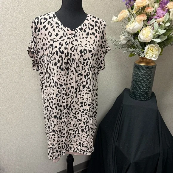 Andrée by Unit Blush Leopard Print Pleated Tunic Top Short Sleeve Large - Picture 1 of 7